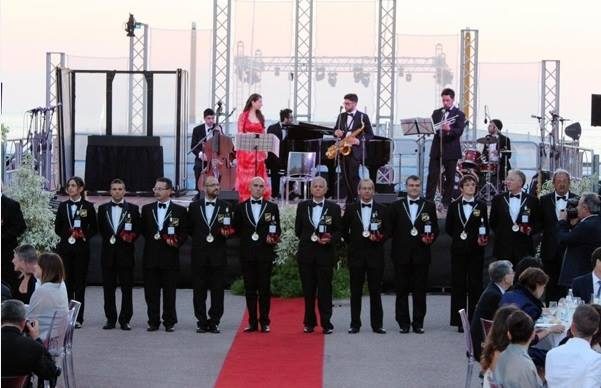 La band sulla scalinata
