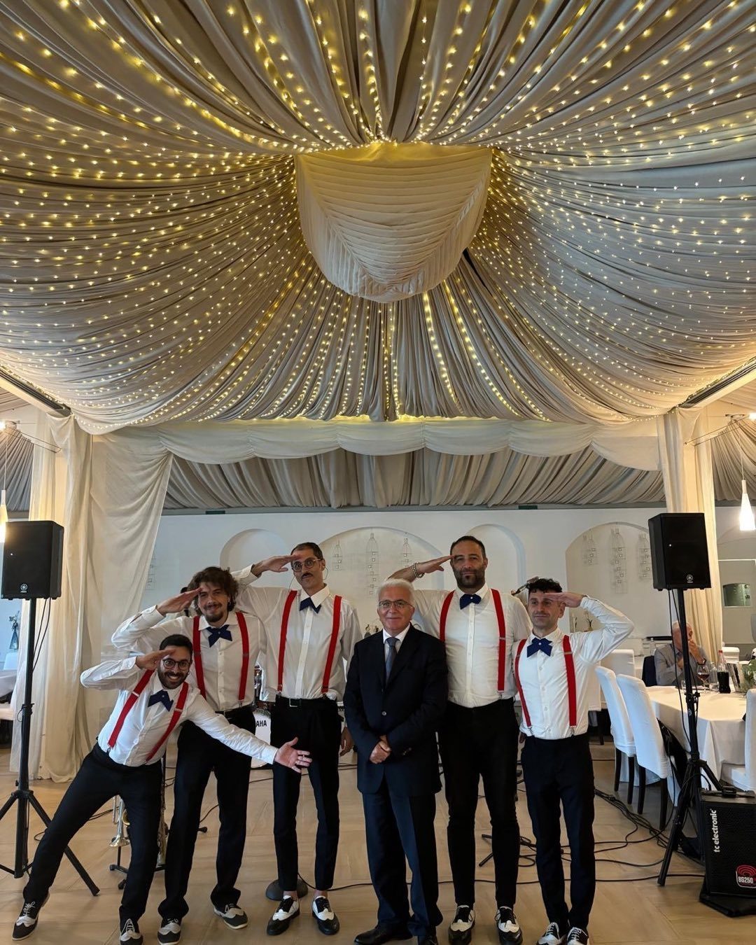La band in posa, bretelle rosse
