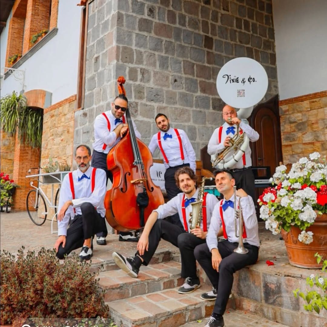 Tutta la band tra le righe