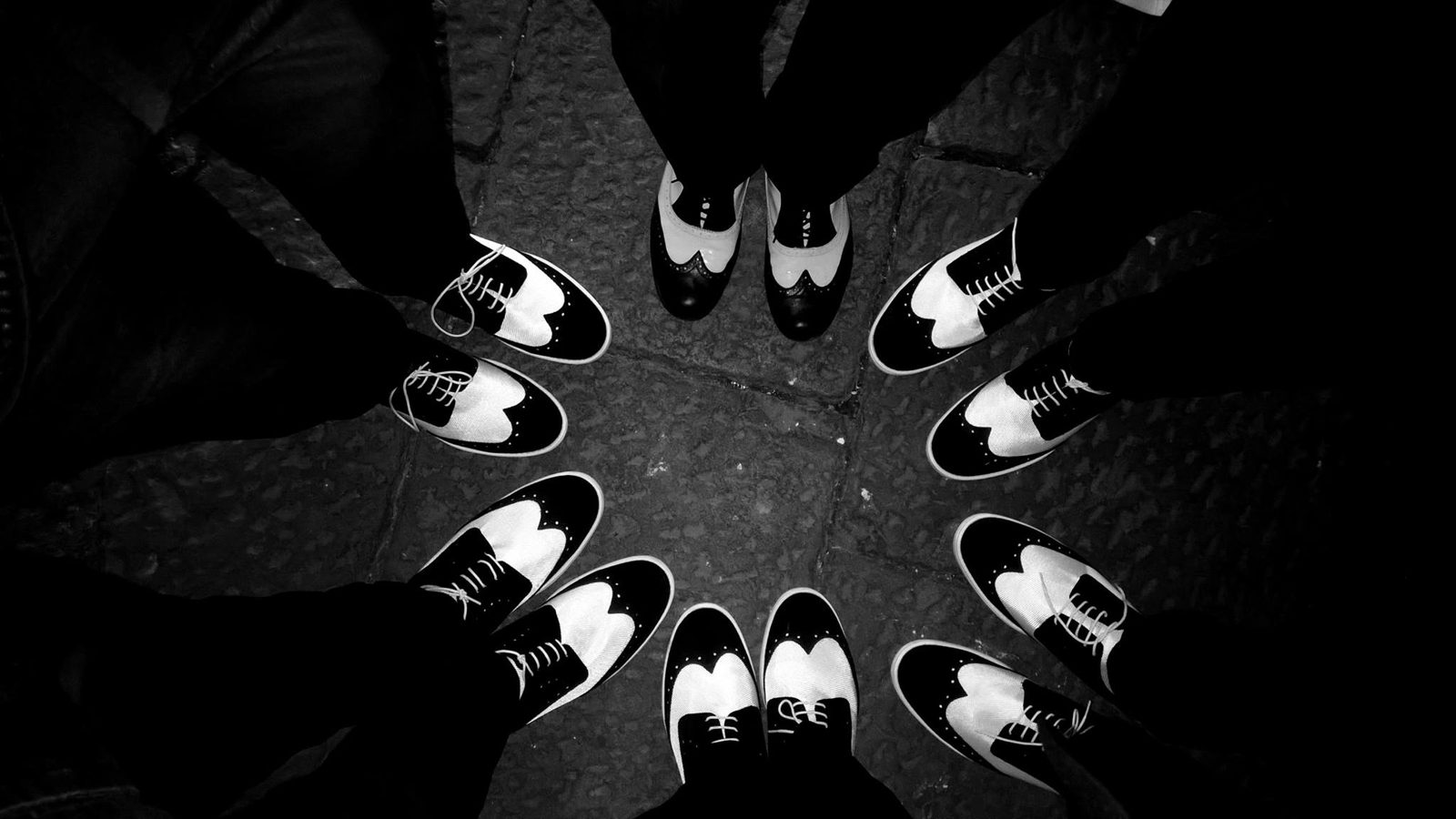 Dettaglio: scarpe e palco